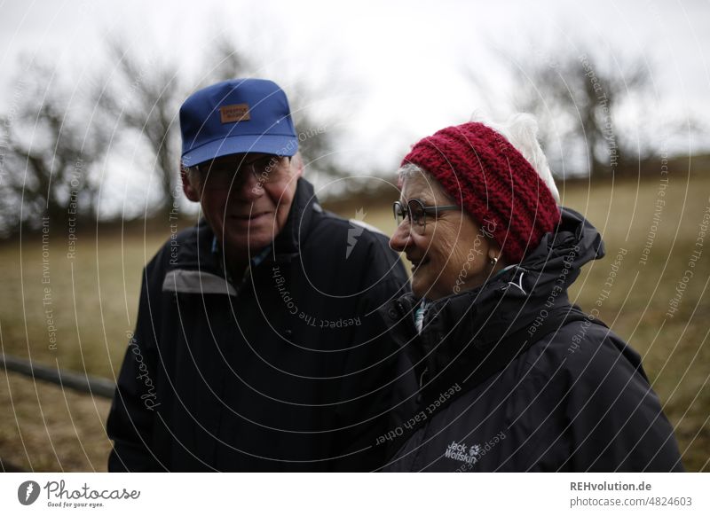 Seniorenpaar unterwegs seniorenpaar Ruhestand Mann Frau Paar Lächeln Liebe Glück alt in den Ruhestand getreten Fröhlichkeit Gesundheit genießend Freude reif