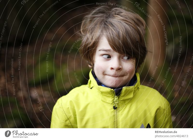 Junge schneidet eine Grimasse Gesicht lustig Porträt frech Mensch Freude Kind 1 Glück natürlich Lebensfreude 3-8 Jahre Tag authentisch draußen Außenaufnahme