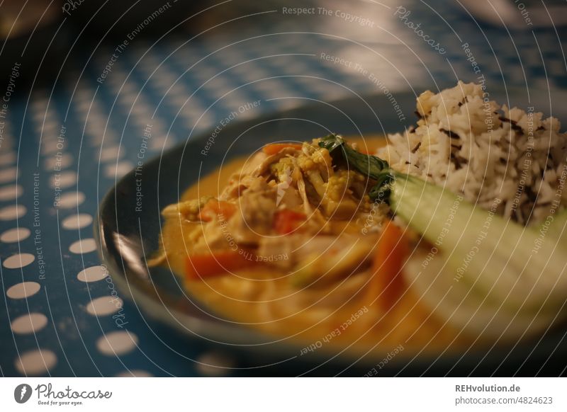 Essen Reis mit Hähnchencurry Mittagessen Foodfotografie Küche lecker Lebensmittel selbstgemacht frisch Mahlzeit Innenaufnahme zu Hause Alltag Fleisch Abendessen