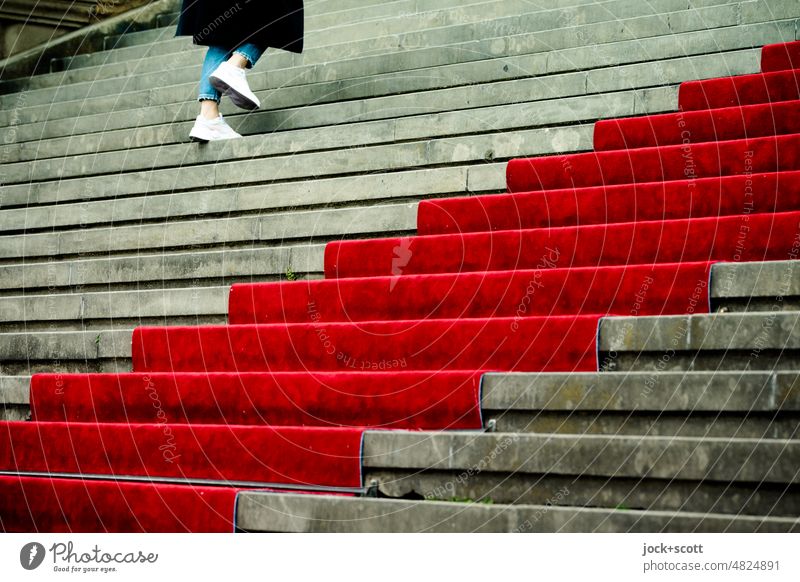 Treppe hinaufsteigen, neben dem roten Teppich Roter Teppich Kultur Wege & Pfade Stufenordnung Strukturen & Formen Architektur Symbole & Metaphern Stil