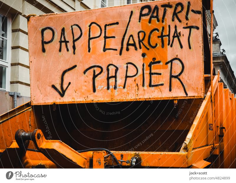 Pappe, Patriarchat und Papier hier in den Container Müllcontainer Wort Karton Deutsch orange Handschrift Klappe Kreativität Straßenkunst Andeutung offen