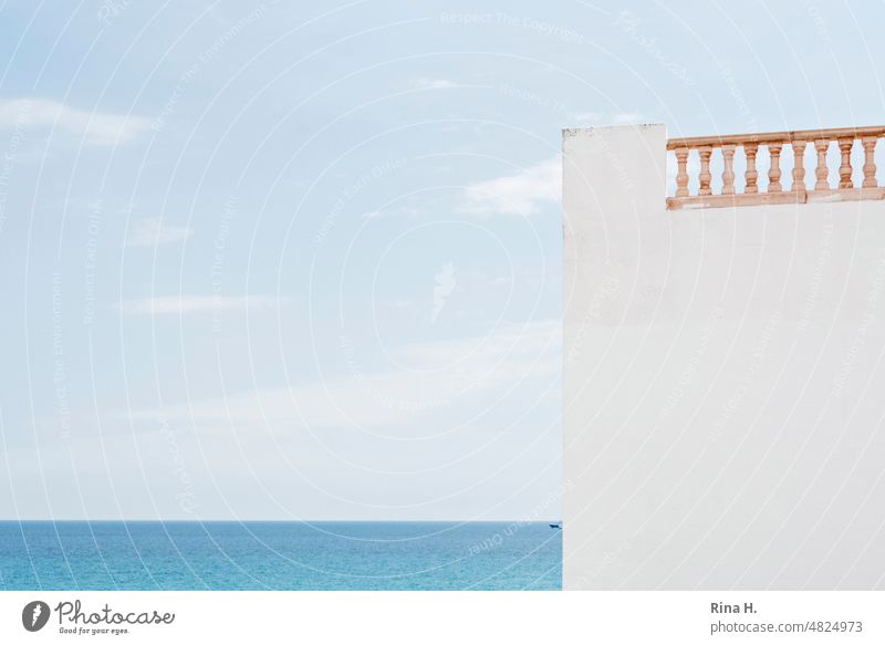 Weiße Gebäudewand Blick aufs Meer mediterran Meerblick Gebäudeteil Hausmauer Blauer Himmel Geländer Dachterrasse