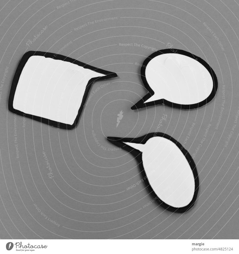 Drei leere Sprechblasen auf grauem Hintergrund Kommunikation drei Papier sprechen Verständigung Hintergrund neutral Nahaufnahme Schilder & Markierungen