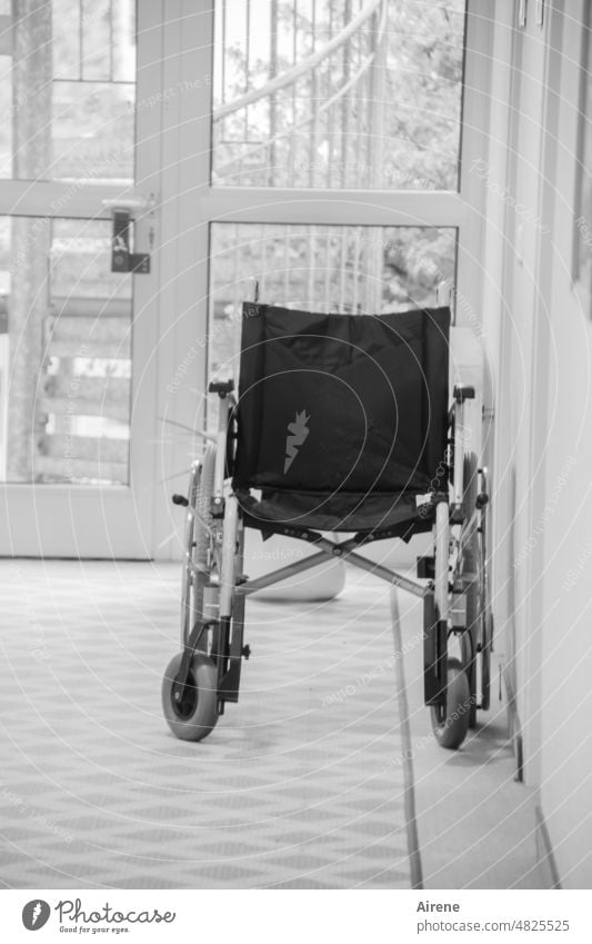 fort bewegt Rollstuhl Gesundheit Mobilität Einsamkeit Hilfsbedürftig Alter parken Rollstuhl fahren Menschenleer schwarz grau verlassen einsam Gesundheitswesen