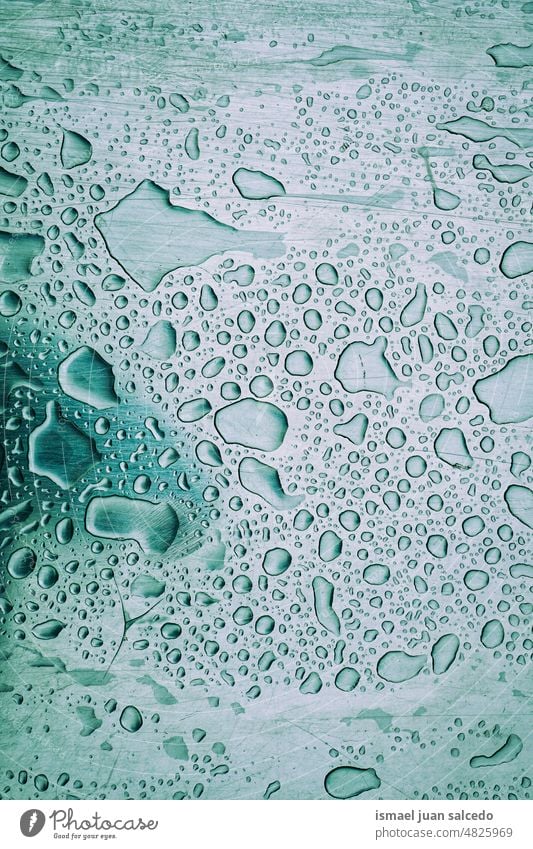 Regentropfen auf der Metalloberfläche Tropfen Tröpfchen regnerisch regnerische Tage Wasser nass Stock Oberfläche metallisch aqua Boden abstrakt Hintergrund
