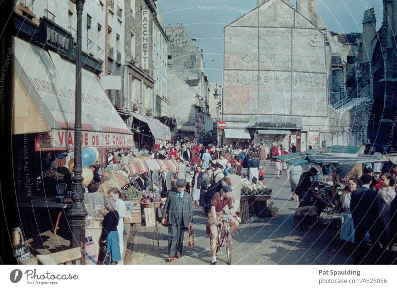 Ein Bild aus den 1950er Jahren vom Marktplatz der Rue Mouffetard in Paris, Frankreich La Rue Mouffetard Architektur Europa reisen historisch Gebäude schön