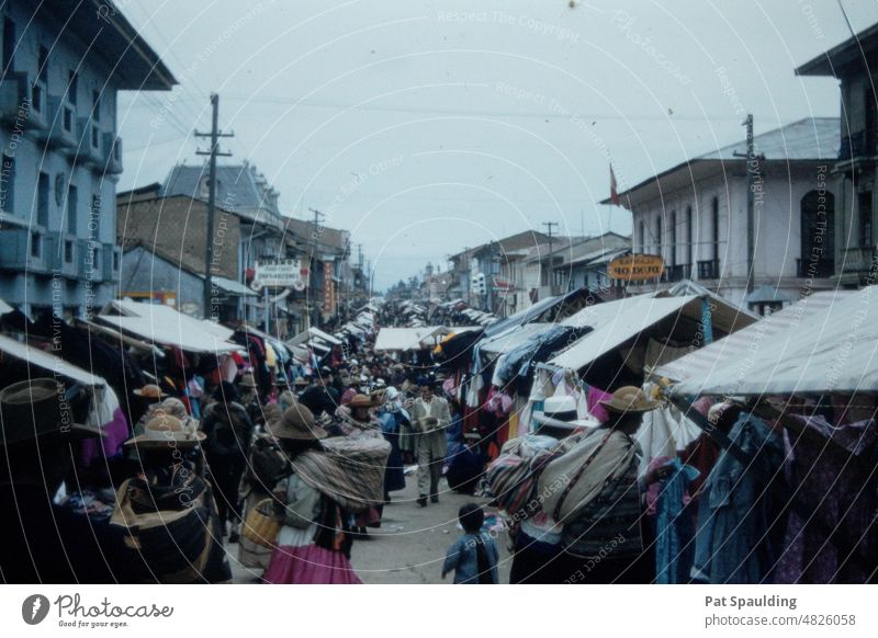 Ein düsterer Tag auf einem überfüllten Marktplatz in Peru in den 1950er Jahren kaufen Südamerika atmosphärisch Stimmung reisen Tourismus Straßenbild