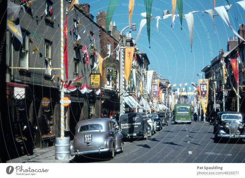 Straße mit Festbannern für die Krönung von Königin Elisabeth London England 1953 Oldtimer Feier Europa Historie historisch Die Krone Großbritannien