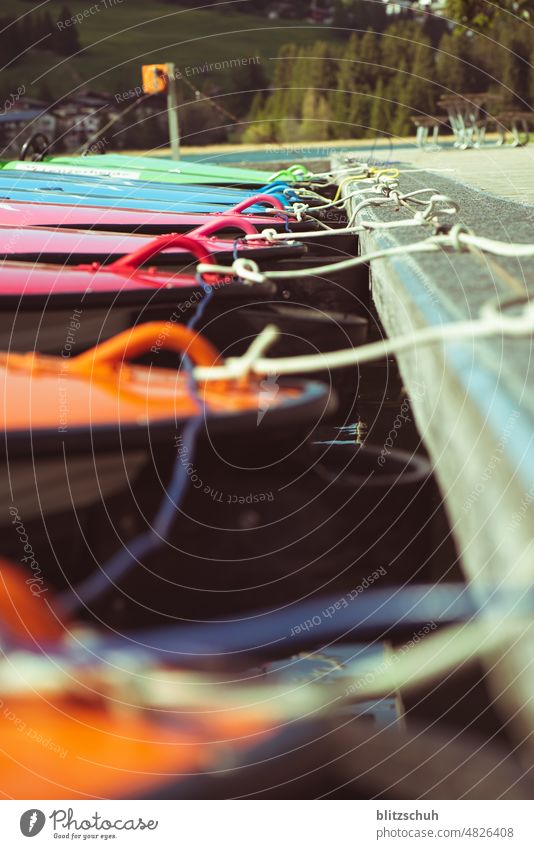 Tretboote bereit in einer reihe holidays ferien tretboote Schwimmbad Wassersport farbig farbe color Freizeit & Hobby Erfrischung Sommerurlaub