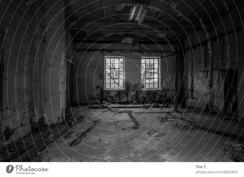 ein Leerer Raum in einer verlassenen LPG Ruine b/w Fenster leer Schwarzweißfoto b&w Einsamkeit ruhig s/w Tag Architektur Menschenleer dunkel Gebäude Bauwerk