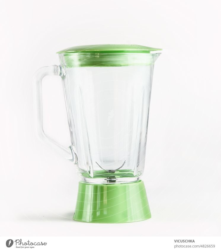 Leerer grüner Glasmixer auf weißem Hintergrund. leer Mischer weißer Hintergrund Küchengerät Gesundheit Smoothie Saft Vorbereitung heimwärts Vorderansicht