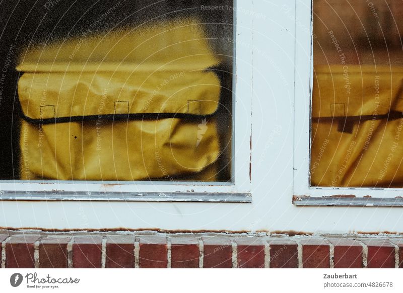 Gelbe Pakettaschen der Post hinter weißem Fensterrahmen vor Sims aus Ziegeln Briefpost Rahmen Transport Logistik Postwesen Güterverkehr & Logistik Ladung Tasche