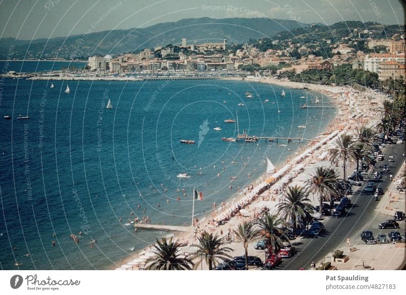 Küstenlinie und Gebäude am Ufer in Cannes, Frankreich Cote d'Azur Uferlinie malerisch farbenfroh Exquisit reisen Tourismus Strand Südfrankreich Außenaufnahme