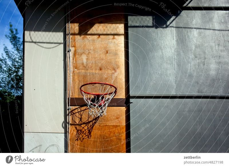 Basketballkorb an einem Haus ballspiel ballspielgerät basketball. korb basketballkorb ferien freizeit haus hausmauer sommer sport wand schatten sonne licht