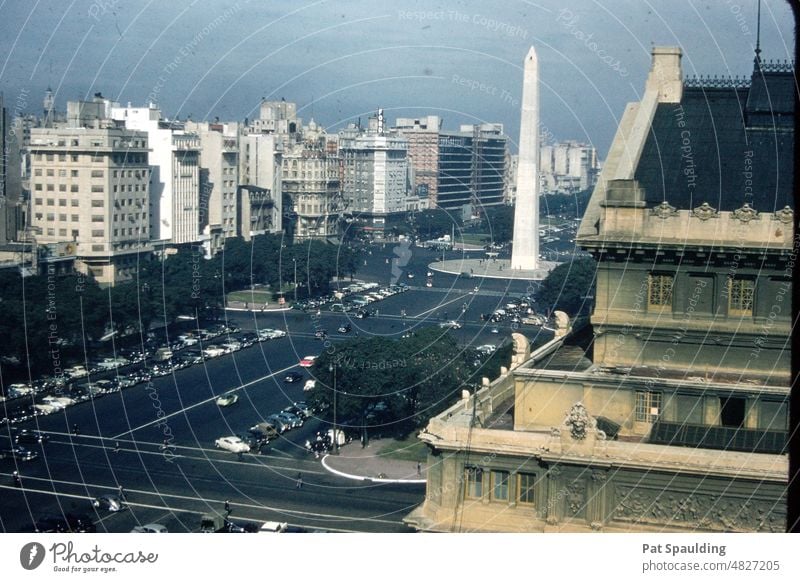Hauptstraße in Buenos Aires, Argentinien, vor zehn Jahren 1950's Straßenbild Außenaufnahme einzigartig Farbfoto Architektur Stadtbild Südamerika Stadtzentrum