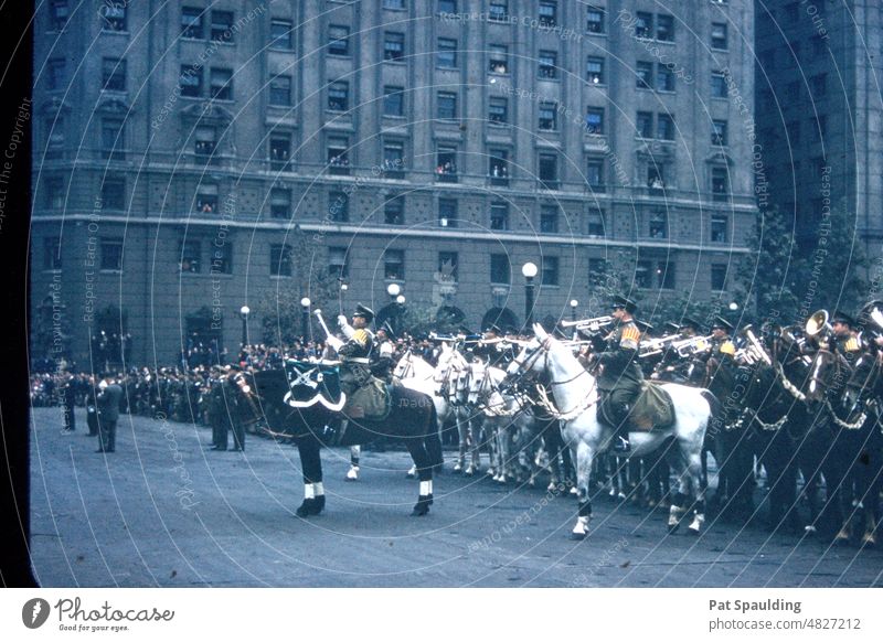 Eine Militärparade in Chile in den 1950er Jahren Pferde Musik Südamerika Parade Prunk und Ritterlichkeit 1950's dramatisch