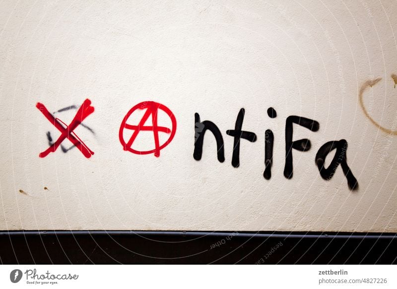 Antifa aussage botschaft farbe gesprayt grafitti grafitto message parole tagg taggen mauer nachricht politik sachbeschädigung schrift slogan sprayen sprayer
