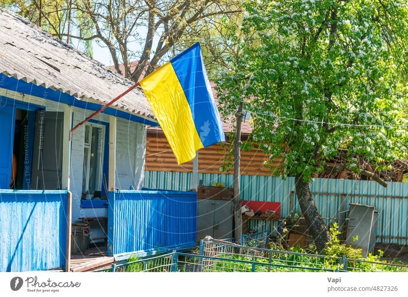 Ukrainische Flagge am Haus der Ukraine Fahne Ukrainer heimwärts frei besiegt symbol der ukraine Sieg ukrainische Flagge ländlich ukraine flagge Dorf Invasion