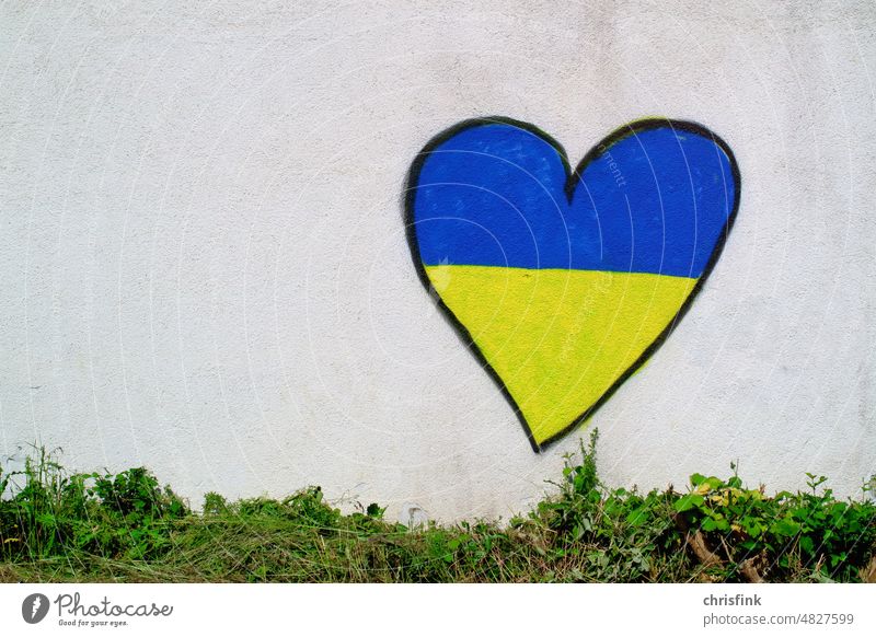 Herz auf Hauswand mit Ukraine-Farben Graffiti ukraine Liebe Solidarität Frieden Symbole & Metaphern Freiheit Politik & Staat Ukrainekrieg Menschenrechte