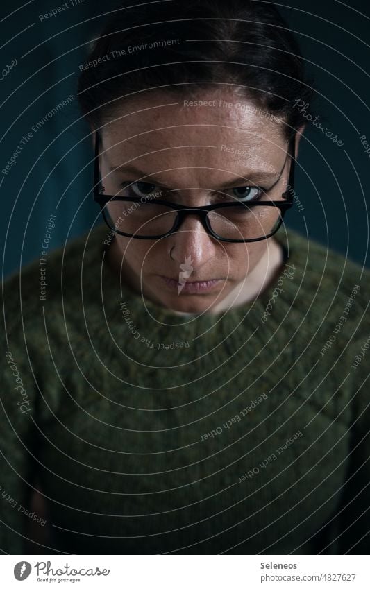 Monday Porträt Frau Mensch Erwachsene Gesicht feminin Brille Brillenträger Brillengestell ernst Ernsthaftigkeit ernsthaft skeptisch Skepsis Skeptiker Kopf