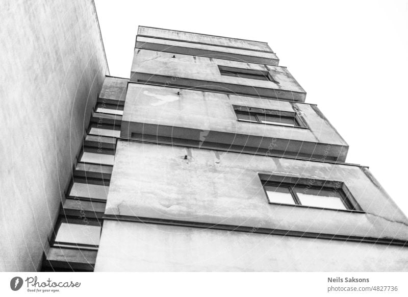 spät abends in der Stadt, nach oben schauend. Gebäude Großstadt Nacht s/w hell schwarz auf weiß Monochrom hoher Anstieg Bauwerk Stadtzentrum Riga Lettland Hotel