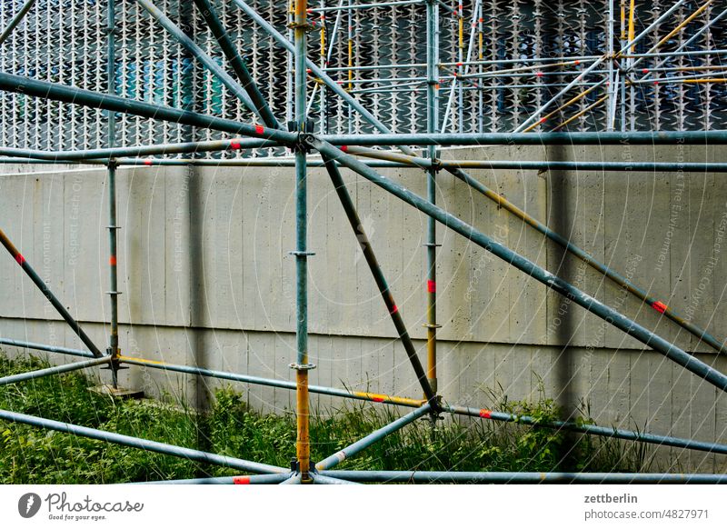 Gerüstbau am Franklin-Klinikum bauwerk berlin beton fassade form franklinkrankenhaus gebäude krankenhaus benjamin franklin krankenversogunfg organisch steglitz