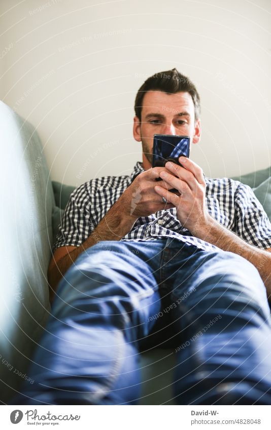 Mann schaut auf sein Handy lesen Hände social media