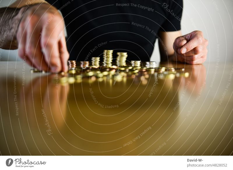 Mann zählt Geld zählen Geldmünzen Armut Reichtum Armutsgrenze Gier Hände Euro konzept sparen Finanzen Tisch