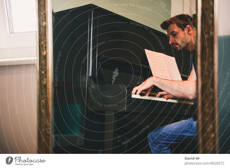 Musiker spielt Klavier Spiegelbild Kunst Kultur Musikinstrument Gefühle Emotionen talent Spaß Konzentration