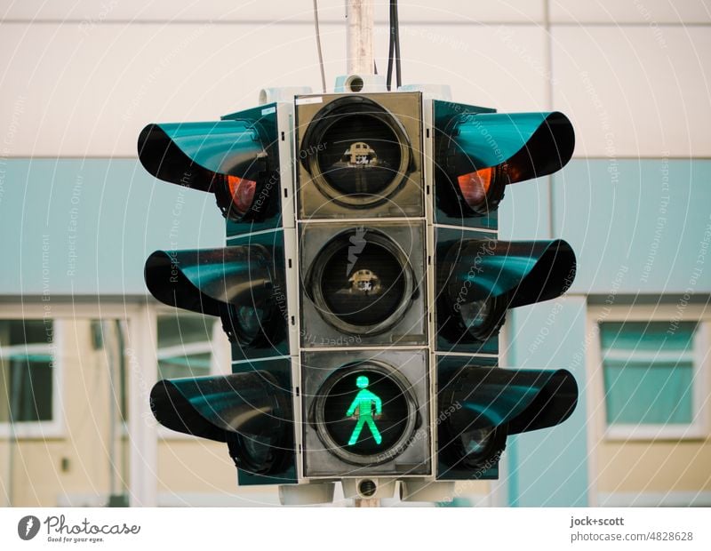 Mobile Fußgänger-Signalanlage Ampel Verkehrszeichen ampelmännchen Fußgängerampel leuchten Piktogramm Sicherheit Symbole & Metaphern Streulicht Design