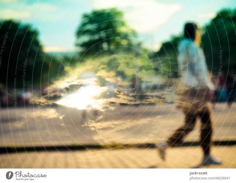 eine Lichterscheinung im Park Frau laufen Straße Doppelbelichtung Reaktionen u. Effekte Sonne Prenzlauer Berg Berlin abstrakt Surrealismus Experiment