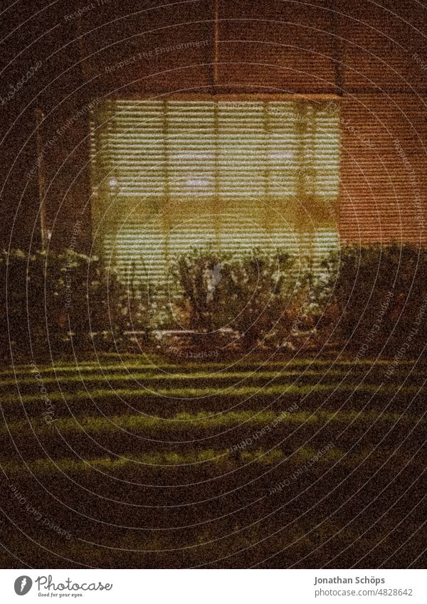 Licht aus Parkhaus bei Nacht nachts urban Gebäude Beleuchtung Bildrauschen Korn Filmkorn dunkel analog retro film vintage Schatten Außenaufnahme Menschenleer