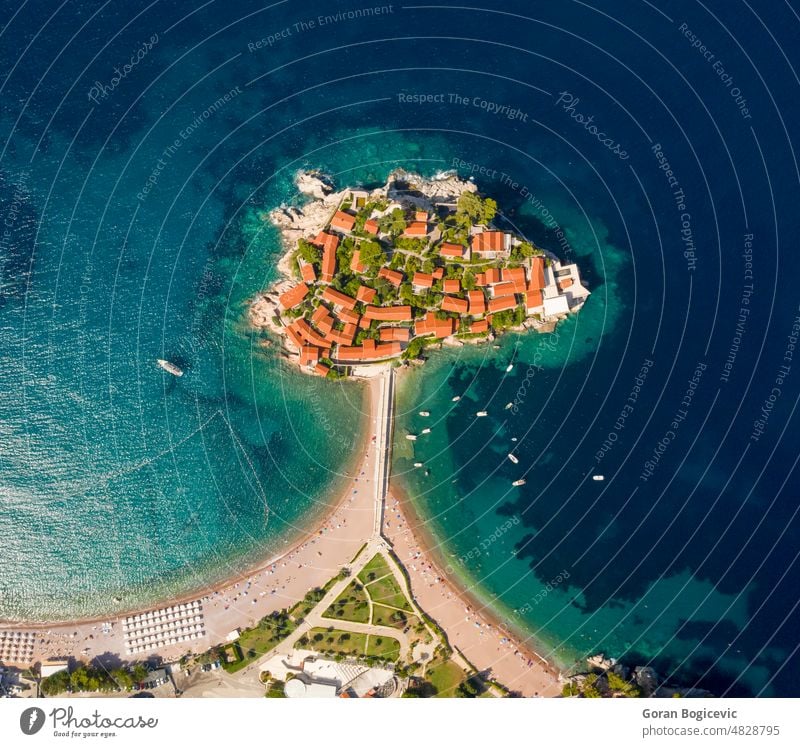 Luftaufnahme der kleinen Insel Sveti Stefan in Montenegro Antenne schön Ansicht Adria adriatisch Wahrzeichen Resort stefan Wasser Küste Budva Tourismus MEER