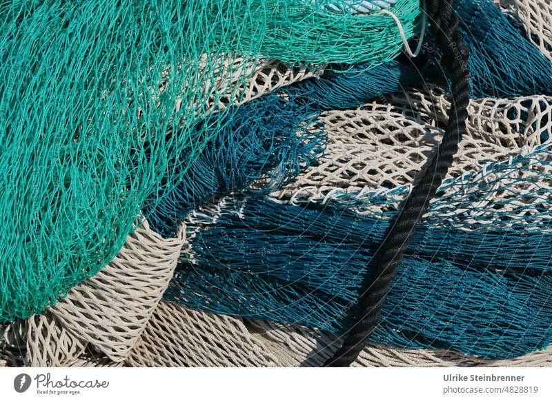 Fischernetze mit Tau Netz Fischfang Fangvorrichtung Netzwerk Knoten Fischereiwirtschaft Strukturen & Formen Seil Leine grün schwarz fangen Menschenleer