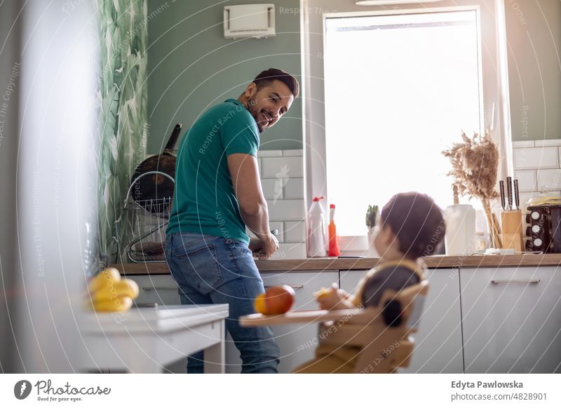 Vater mit seinem kleinen Kind in der Küche des Hauses Erwachsener Zuneigung Baby Bonden Junge offen Pflege Kindheit heimisch genießend Familie Spaß Fröhlichkeit