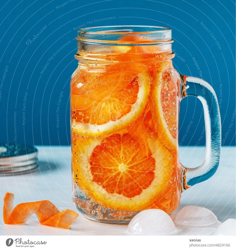 Vitamine to go: Erfrischendes kühles Mineralwasser mit Orange und Möhre Getränk Erfrischungsgetränk Wasser Glas Henkel Bioprodukte Frucht Trinkwasser