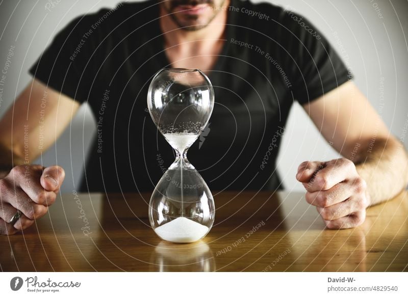 Sanduhr - die Zeit läuft ab Zeitdruck Stress zeitmanagement konzept Mann Frist Countdown Geschwindigkeit ablaufen