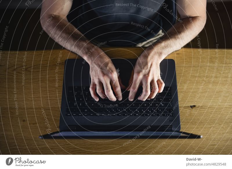 Mann tippt am Laptop laptop arbeiten Finger Hände Homeoffice tippen Computer Notebook Technik & Technologie online