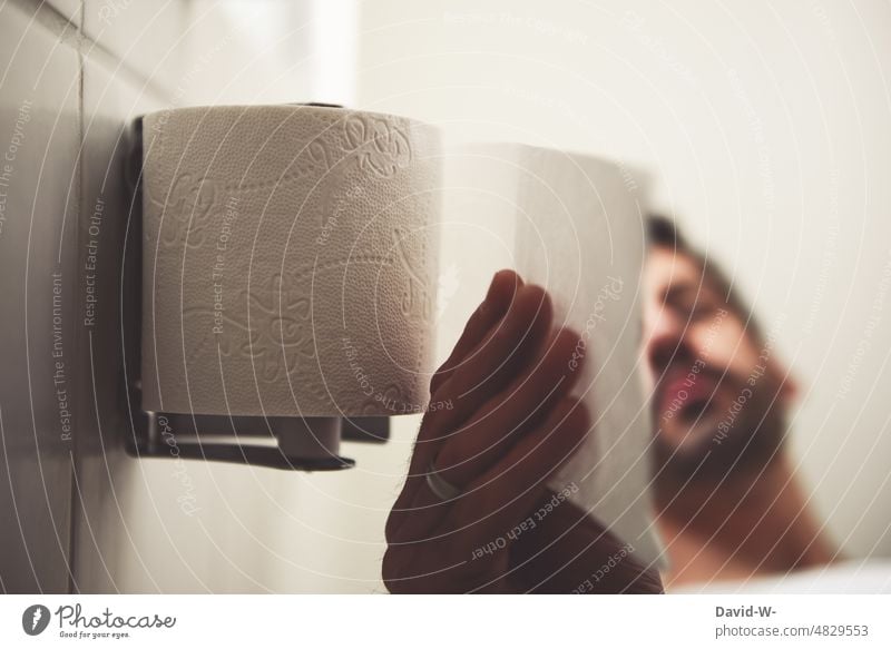 Mann greift nach dem Toilettenpapier auf der Toilette greifen Klo sitzen sanitär WC Hand