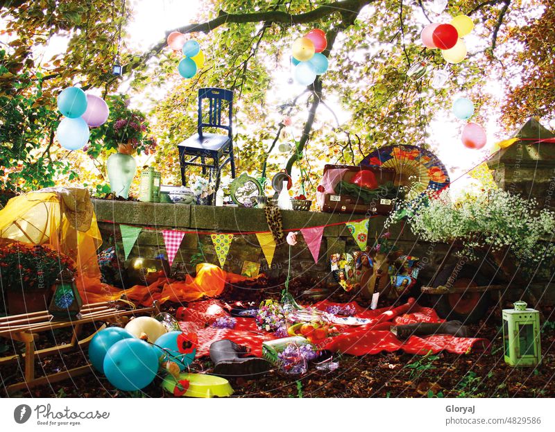 Eine fröhliche Gartenparty mit schwebendem Stuhl Feste & Feiern Fröhlichkeit bunt Picknick draußen draußensein Lebensfreude Geburtstag Party Farbfoto