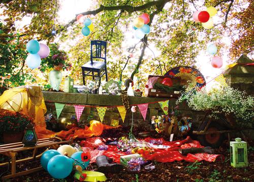 Eine fröhliche Gartenparty mit schwebendem Stuhl Feste & Feiern Fröhlichkeit bunt Picknick draußen draußensein Lebensfreude Geburtstag Party Farbfoto