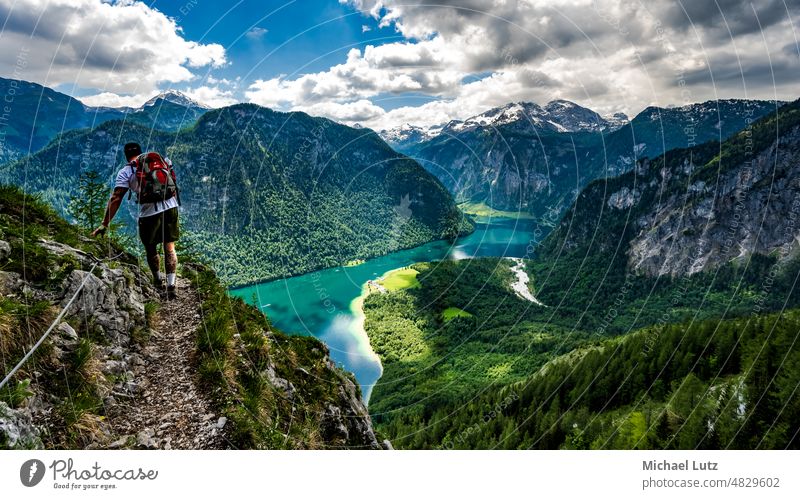 Mann beim Wandern am Königsee Berchtesgaden wandern Sommer See Menschen atemberaubend Athmosphäre baden Baden Bayern schön Berg bergsee Bergsteigen blau