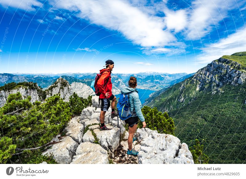 Wanderung auf dem Monte Baldo Berg Wandern Italien Gardasee hoch aussicht Panorama (Aussicht) Berge u. Gebirge Natur Ferien & Urlaub & Reisen Frau mann