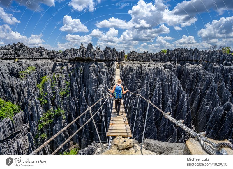 Brücke des Todes Afrika afrika Dschungel Frau Kalkstein Madagaskar Schwarfkanitg Sonne Tsingy Strenges Naturschutzgebiet Tsingy de Bemaraha bagpack bagpacking
