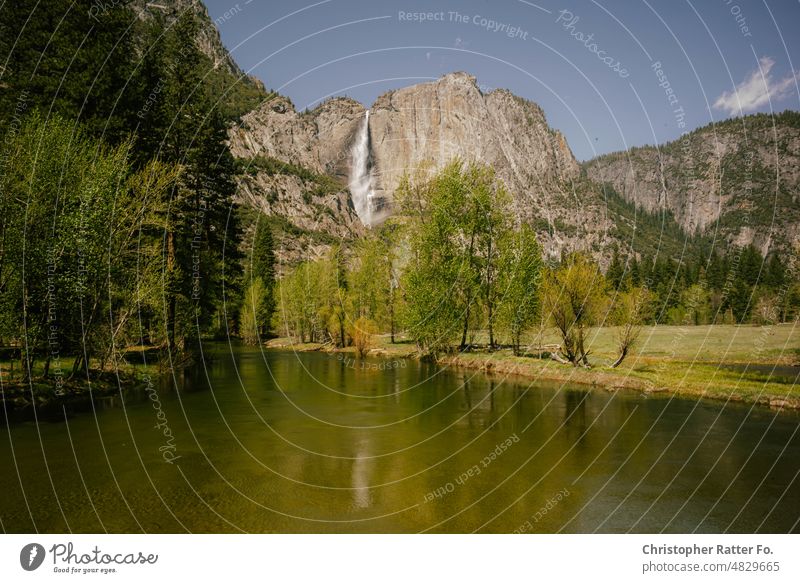 Blick auf Fluss und Wasserfälle im Yosemite-Vally. Mai 2022 Sonnenlicht Filmlook Tourismus Wahrzeichen Licht warm Tourist Himmel Textfreiraum Urlaub