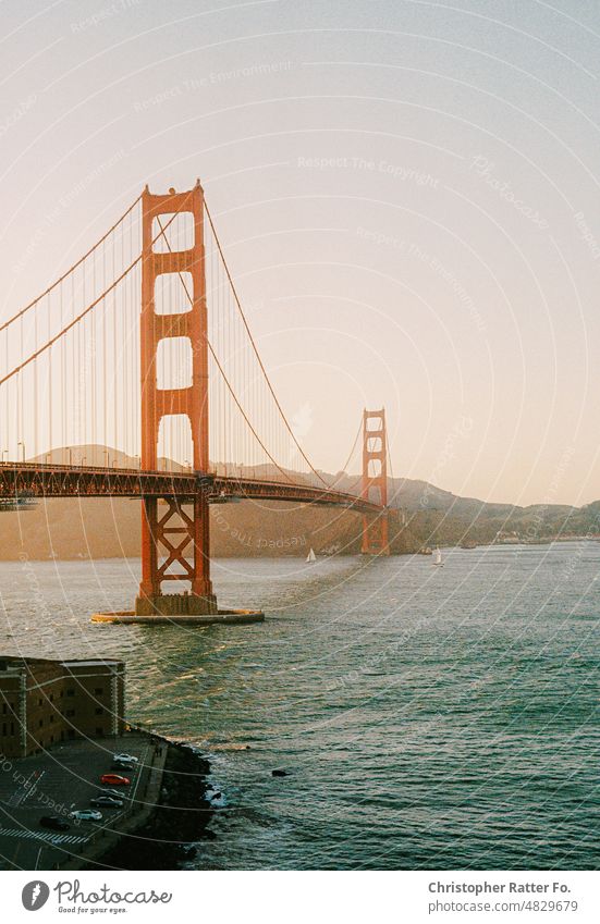 Die Golden Gate Bridge im Sonnenuntergang auf 35mm Film. San Francisco, California. Sonnenlicht Filmlook Tourismus Wahrzeichen Dämmerung Licht warm