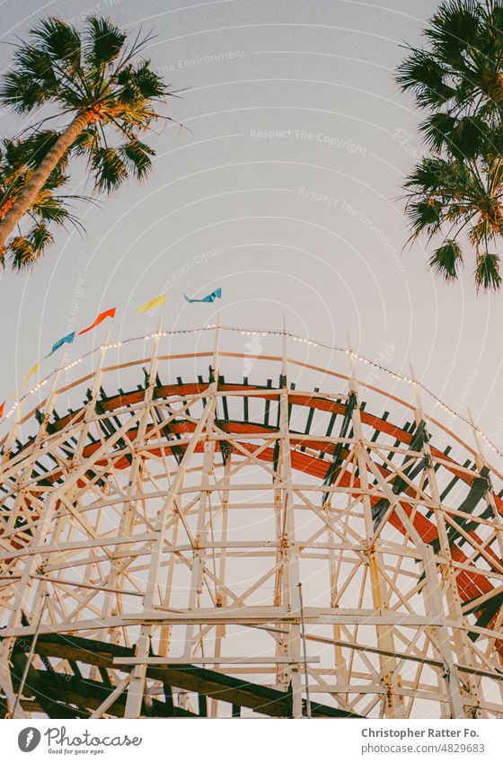 Drive me wild. Rollercoaster on 35mm Film. San Diego, California. Sonnenlicht Filmlook Tourismus Wahrzeichen Dämmerung Licht warm Tourist Himmel Textfreiraum