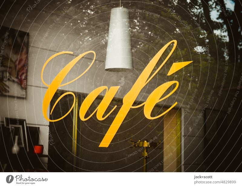 [hansa BER 2022] schau mal ein Café Gastronomie Wort Typographie Schriftzeichen Glasscheibe altmodisch Verschnörkelt golden Berlin Hansaviertel Hängelampe