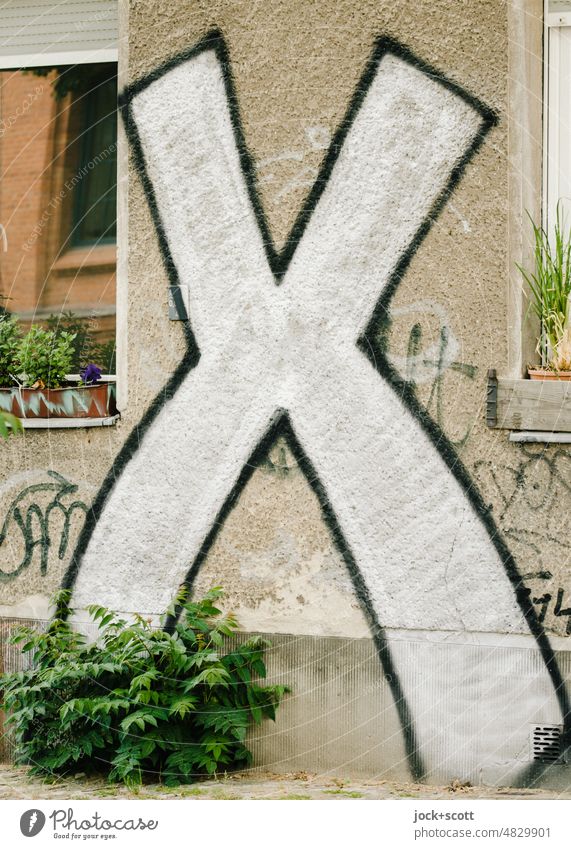 sehr großes X auf die Hauswand gesprüht Schriftzeichen Spray Detailaufnahme Hintergrund neutral grau Ziffern & Zahlen Symbole & Metaphern Zeichen Wand Fassade
