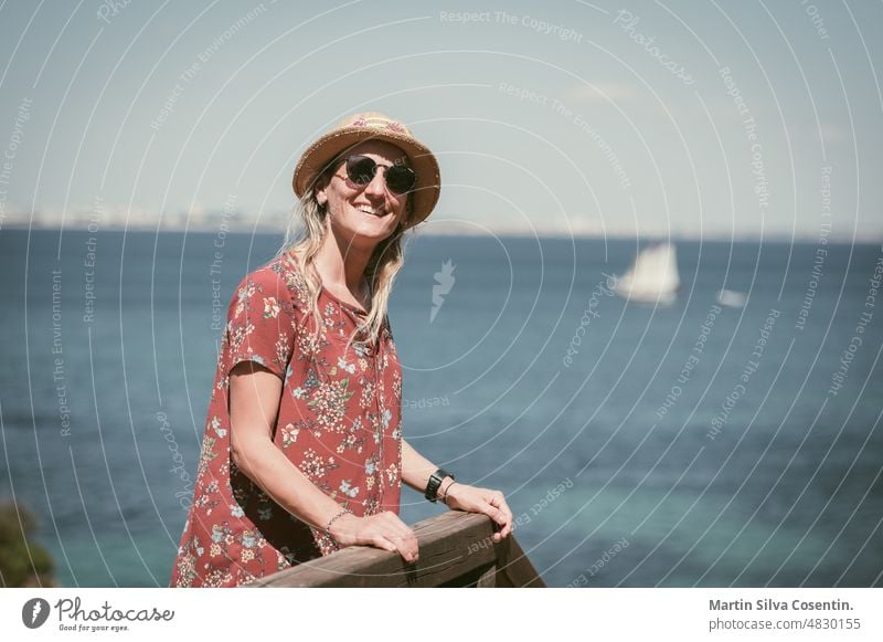 Blonde Frau an der Algarve, Portugal, im Sommer 2022. Architektur atlantisch Bucht Strand blau Boot Boote Gebäude Großstadt Klippe Küste Küstenlinie